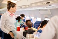 Veja por que pular refeições em aviões pode ser bom para o planeta