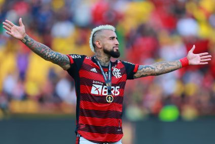 Arturo Vidal em ação pelo Flamengo durante a final da Copa Libertadores de 2022, contra o Athletico Paranaense