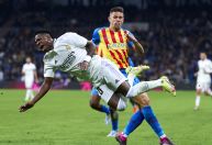 Zagueiro brasileiro dá entrada violenta em Vini Jr. durante jogo na Espanha; veja