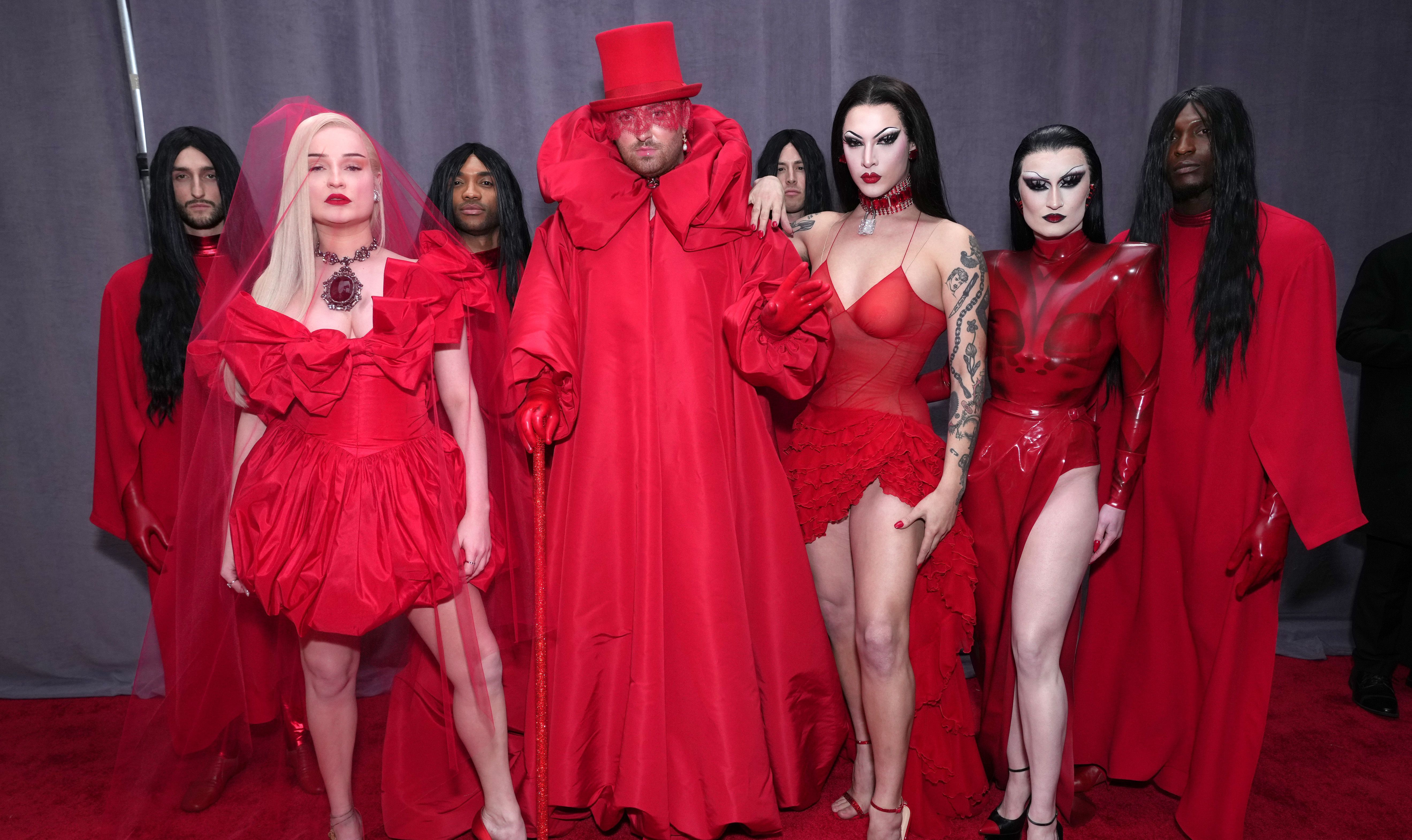 Sam Smith e Kim Petras na chegada ao Grammy Awards neste domingo (6). / Kevin Mazur/Getty Images for The Recording Academy