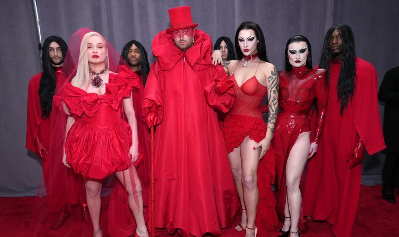 Sam Smith e Kim Petras na chegada ao Grammy Awards neste domingo (6). / Kevin Mazur/Getty Images for The Recording Academy