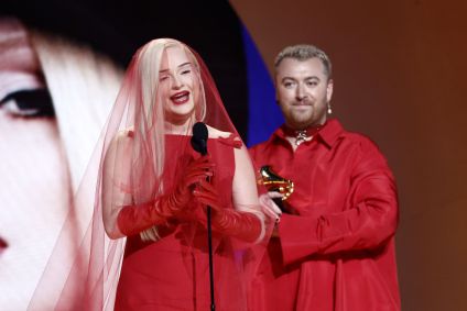 Kim Petras e Sam Smith no palco do 65º Grammy Awards, recebendo o prêmio pela categoria de melhor performance pop de um duo/grupo.
