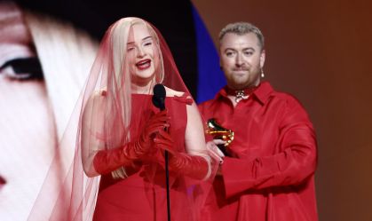 Kim Petras e Sam Smith no palco do 65º Grammy Awards, recebendo o prêmio pela categoria de melhor performance pop de um duo/grupo.