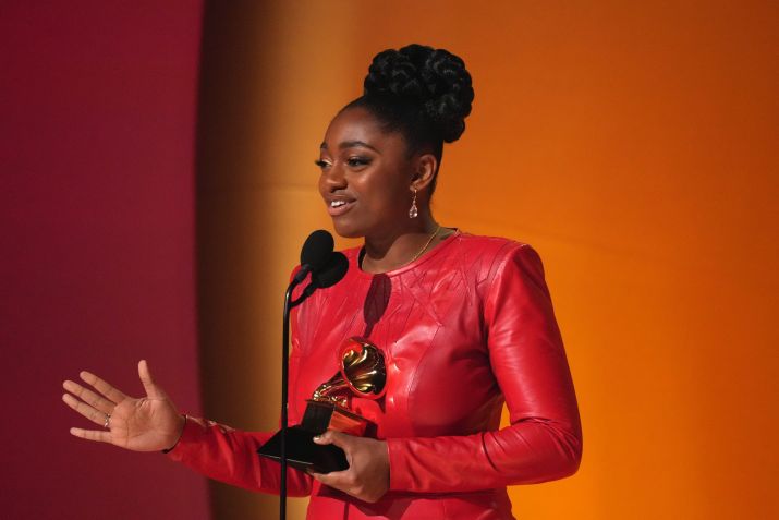Samara Joy discursa após receber o prêmio de artista revelação do 65º Grammy Awards. / Kevin Mazur/Getty Images for The Recording Academy