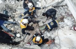 Resgate em Afrin, Síria, após terremoto de magnitude 7,8 atingir a regiãoAFRIN, SYRIA- FEBRUARY 6: In the earthquake that happened at 4.16 am in Turkey, houses in Syria were destroyed on February 6, 2023. According to initial estimates, there are 230 dead in Syria. An earthquake with a magnitude of 7.8 occurred in the Pazarck district of Kahramanmara. The earthquake was felt in many provinces, especially in Gaziantep, Sivas, Hatay, anlurfa, Mersin, Samsun and Trabzon. Turkey has issued a level 4 alarm. The alarm also contains the International help code. There are many dead and injured. There were 66 aftershocks, the largest of which was 6.6. (Photo by )
