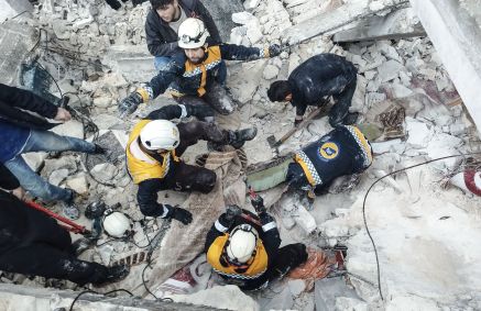 Resgate em Afrin, Síria, após terremoto de magnitude 7,8 atingir a regiãoAFRIN, SYRIA- FEBRUARY 6: In the earthquake that happened at 4.16 am in Turkey, houses in Syria were destroyed on February 6, 2023. According to initial estimates, there are 230 dead in Syria. An earthquake with a magnitude of 7.8 occurred in the Pazarck district of Kahramanmara. The earthquake was felt in many provinces, especially in Gaziantep, Sivas, Hatay, anlurfa, Mersin, Samsun and Trabzon. Turkey has issued a level 4 alarm. The alarm also contains the International help code. There are many dead and injured. There were 66 aftershocks, the largest of which was 6.6. (Photo by )