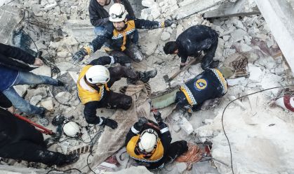 Resgate em Afrin, Síria, após terremoto de magnitude 7,8 atingir a regiãoAFRIN, SYRIA- FEBRUARY 6: In the earthquake that happened at 4.16 am in Turkey, houses in Syria were destroyed on February 6, 2023. According to initial estimates, there are 230 dead in Syria. An earthquake with a magnitude of 7.8 occurred in the Pazarck district of Kahramanmara. The earthquake was felt in many provinces, especially in Gaziantep, Sivas, Hatay, anlurfa, Mersin, Samsun and Trabzon. Turkey has issued a level 4 alarm. The alarm also contains the International help code. There are many dead and injured. There were 66 aftershocks, the largest of which was 6.6. (Photo by )
