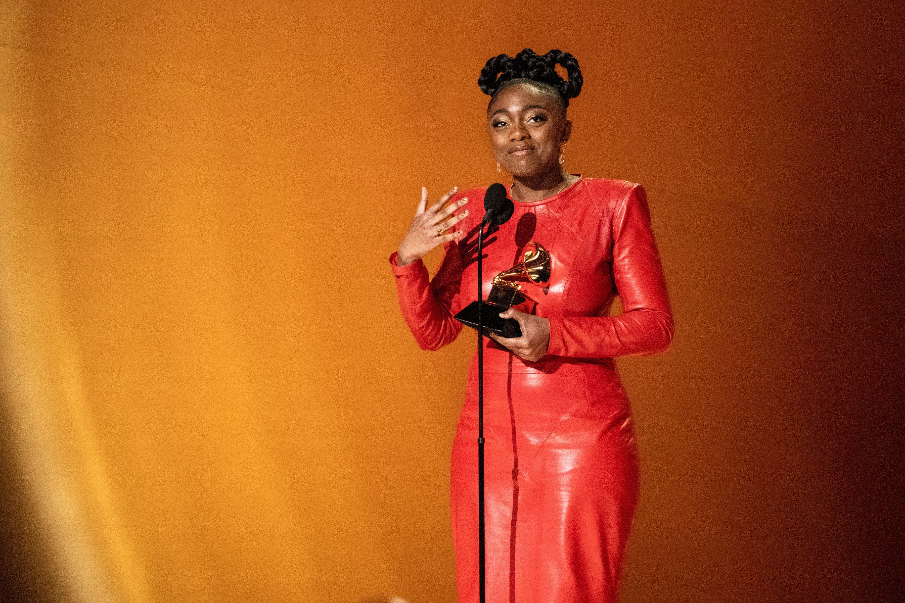 Samara Joy recebe o prêmio de "Artista Revelação" no 65º Grammy, neste domingo (5), em Los Angeles.