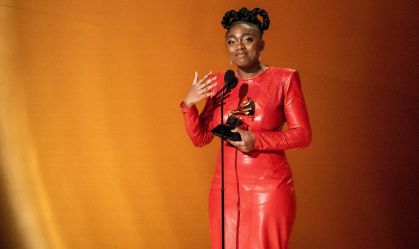 Samara Joy recebe o prêmio de "Artista Revelação" no 65º Grammy, neste domingo (5), em Los Angeles.