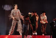 Grammy: dançarinos de Harry Styles expõem erro técnico na performance de “As It Was”