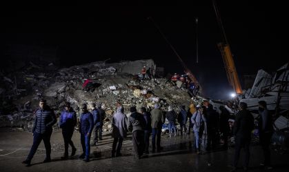 Equipes de resgate atuam nos escombros de imóvel destruído por terremoto na Turquia