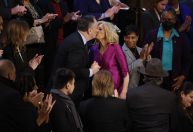 Primeira-dama dos EUA e marido de Kamala se cumprimentam com beijo na boca em evento