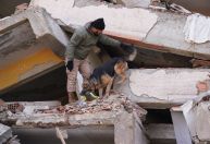 Três dias após terremoto, equipes de resgate ainda encontram sobreviventes