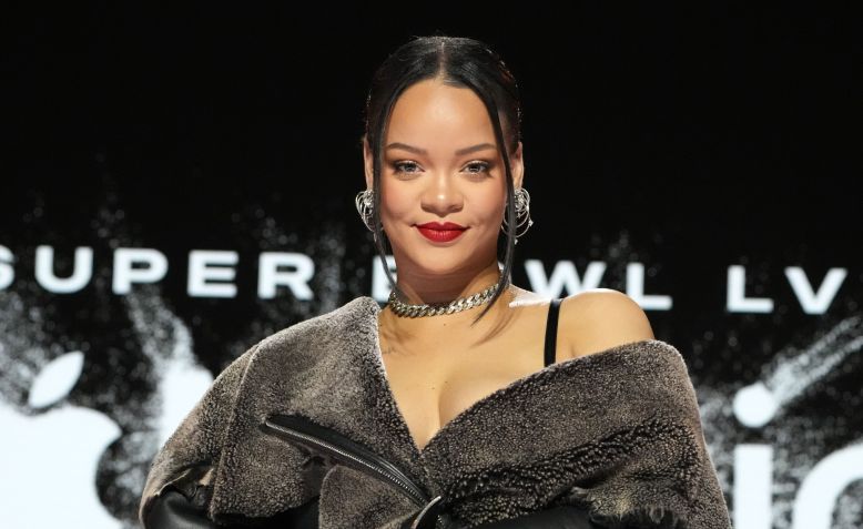 Rihanna posa no palco durante a conferência de imprensa do Apple Music Super Bowl LVII Halftime Show no Phoenix Convention Center em 09 de fevereiro de 2023 em Phoenix, Arizona / Kevin Mazur/Getty Images for Roc Nation
