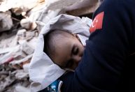 O drama dos órfãos deixados pelo terremoto na Turquia e na Síria