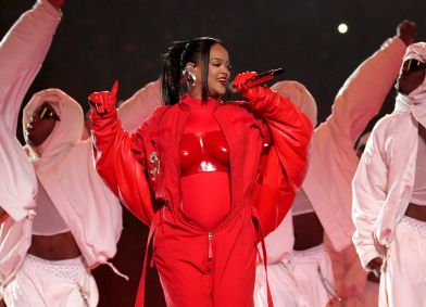 Rihanna durante apresentação no Super Bowl deste domingo (12).