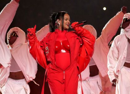 Rihanna durante apresentação no Super Bowl deste domingo (12).