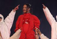 Rihanna aparece grávida do segundo filho em show do intervalo do Super Bowl