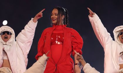 Rihanna aparece grávida do segundo filho em show do intervalo do Super Bowl
