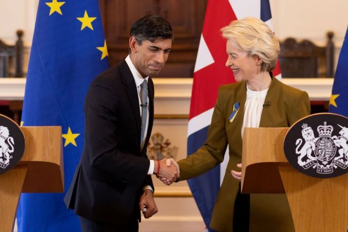 Primeiro-ministro do Reino Unido, Rishi Sunak, e a presidente da Comissão da UE, Ursula von der Leyen, após conclusão de acordos comerciais pós-Brexit para a Irlanda do Norte. 27 de fevereiro de 2023 / Dan Kitwood/Getty Images