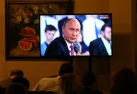 Russos tentam sair do universo paralelo de mentiras criado por Putin