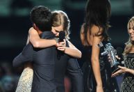 Taylor Lautner faz raro comentário sobre ex Taylor Swift que deixa esposa “chocada”