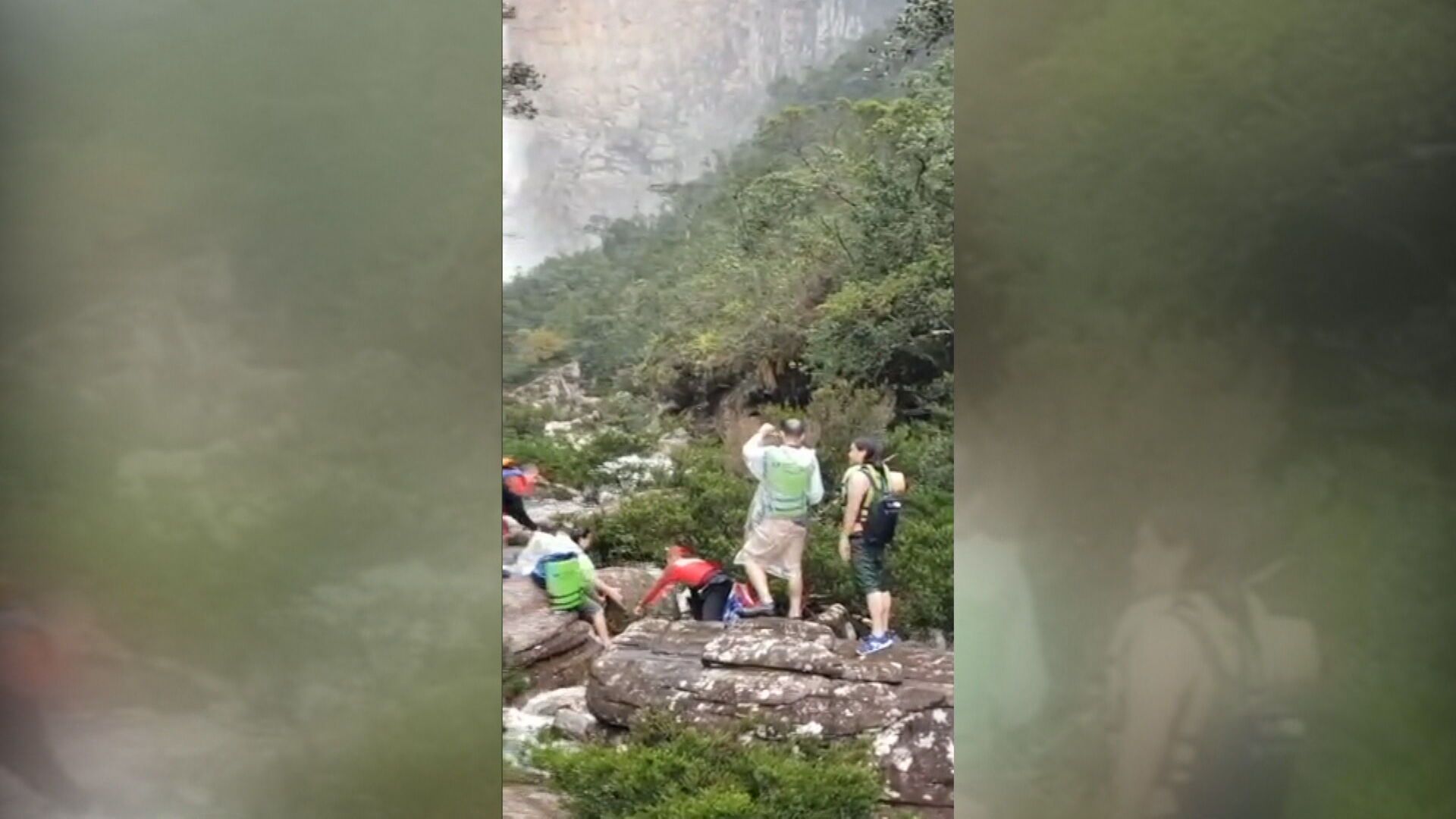 Grupo de turistas presos na cachoeira
