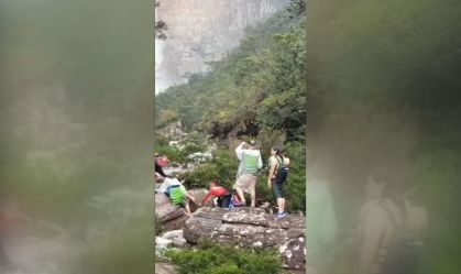 Turistas são resgatados após ficarem presos em cachoeira na região central de Minas