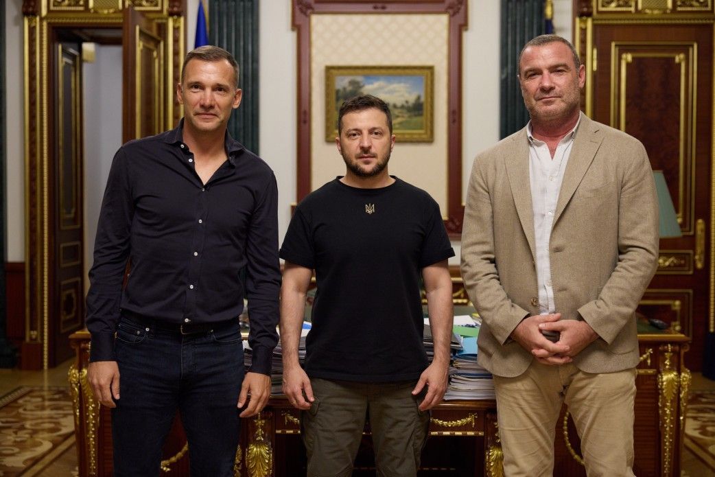 O ex-jogador de futebol Andriy Shevchenko, o presidente ucraniano Volodymyr Zelensky e o ator Liev Schreiber / Divulgação