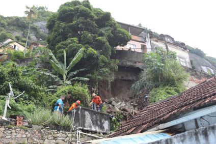 Idoso morreu após desabamento provocado pela chuva no bairro do Catete, no Rio de Janeiro