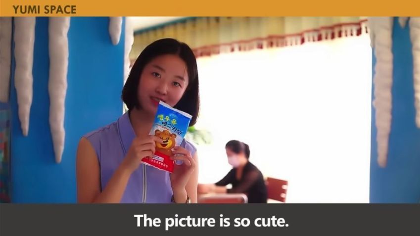 YuMi toma um sorvete em Pyongyang, Coreia do Norte, em um vídeo do YouTube carregado em 1º de agosto de 2022 / Olivia Natasha-YuMi Space DPRK daily / YouTube