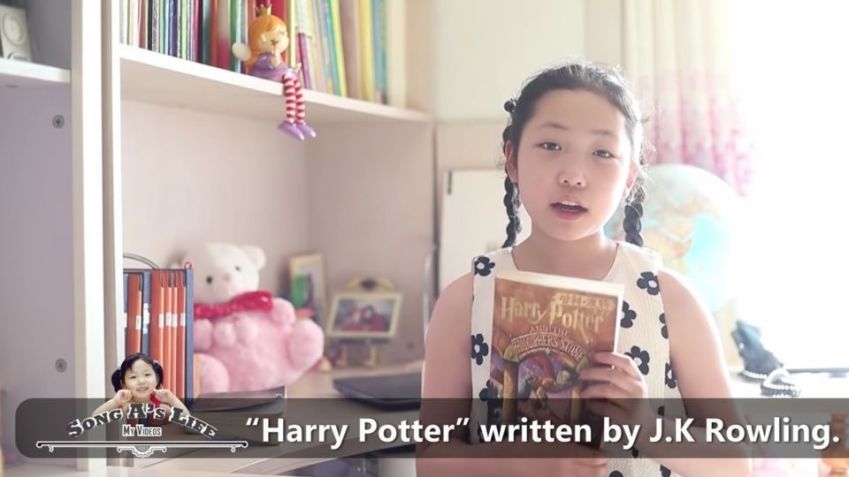 Song A, supostamente moradora de Pyongyang, Coreia do Norte, segura um livro de Harry Potter em um vídeo do YouTube carregado em 26 de abril de 2022 / Olivia Natasha-YuMi Space DPRK daily / YouTube
