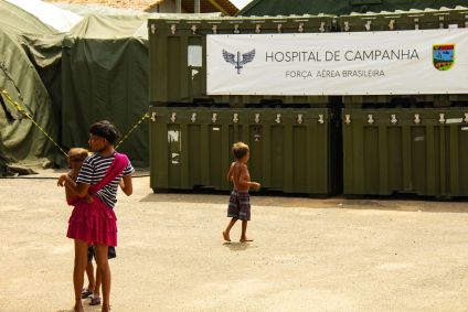 Movimentação de indígenas Yanomami no entorno do hospital de campanha montado pela Força Aérea Brasileira (FAB)
