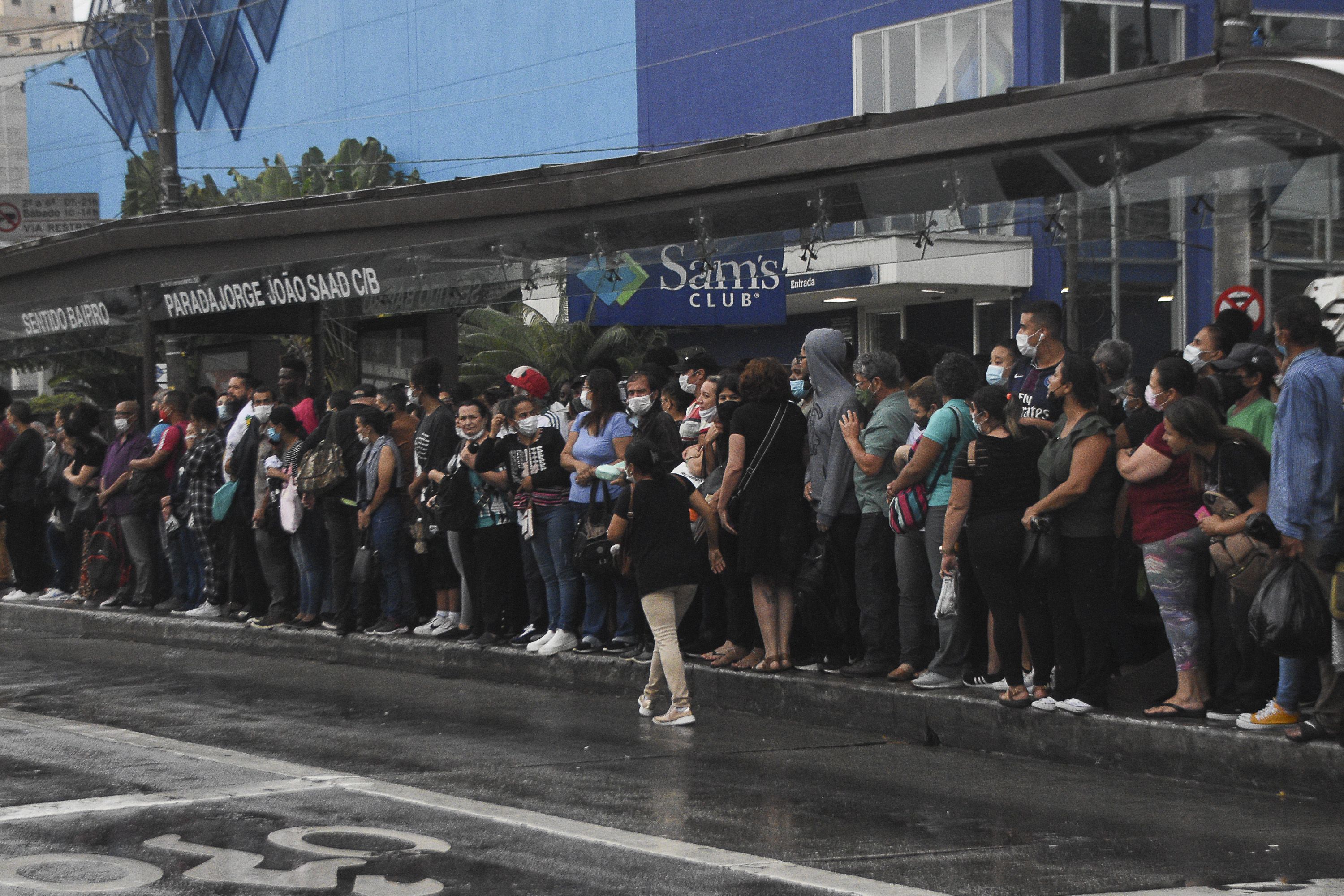 Movimentação intensa de pessoas no entorno da estação São Paulo/Morumbi da Linha 4-Amarela do Metrô, na zona sul da capital paulista