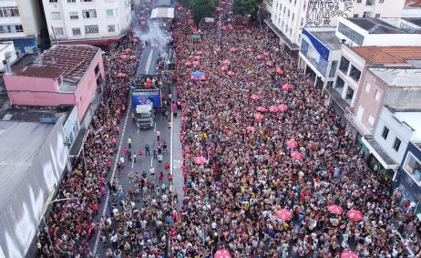 Foliões curtem o Carnaval de rua de São Paulo no bloco Acadêmicos do Baixo Augusta, um dos maiores da cidade.