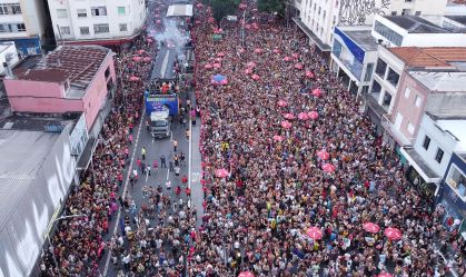 Foliões curtem o Carnaval de rua de São Paulo no bloco Acadêmicos do Baixo Augusta, um dos maiores da cidade.