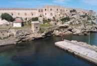 "Alcatraz do Mar Tirreno": conheça a única mulher em uma ilha de criminosos