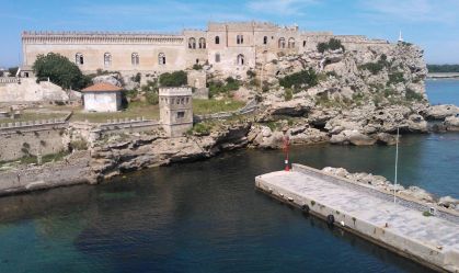 "Alcatraz do Mar Tirreno": conheça a única mulher em uma ilha de criminosos