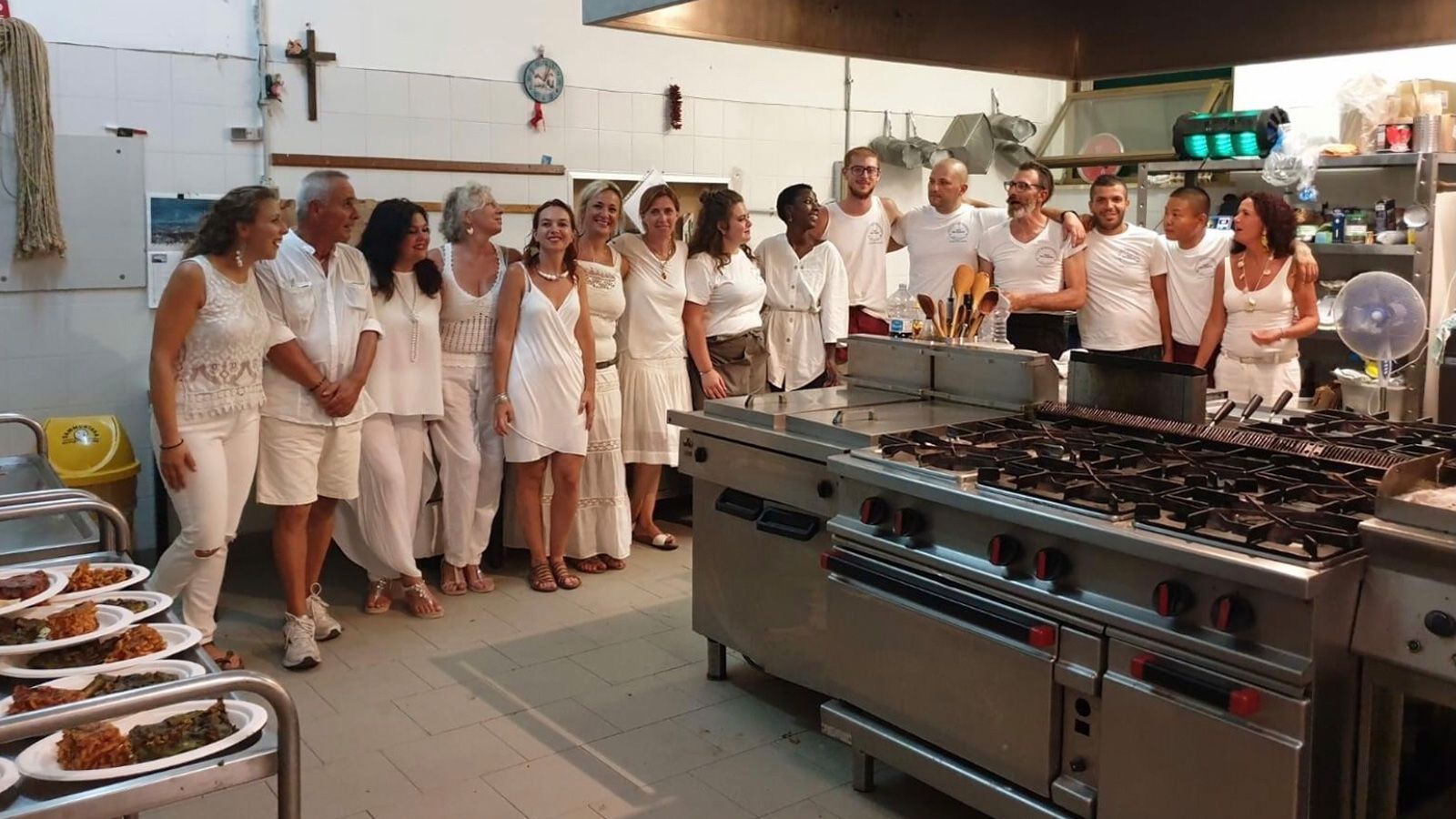 Hóspedes posam ao lado dos funcionários do Hotel Milena, em Pianosa, na Itália / Cortesia de Giulia Manca
