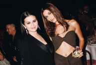 Selena Gomez pede para que fãs parem de ameaçar Hailey Bieber de morte