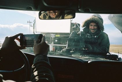 Pedro Pascal tira foto de câmera no set de The Last of Us