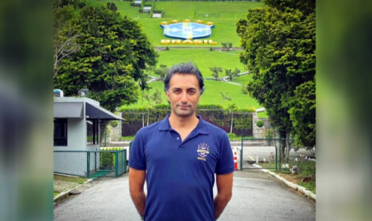 Após sofrer ataques xenófobos, técnico iraniano de time do Piauí pede demissão