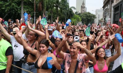 Foliões se divertem com o desfile do megabloco Chora me liga, no centro do Rio de Janeiro, no sábado (11) de pré-Carnval.