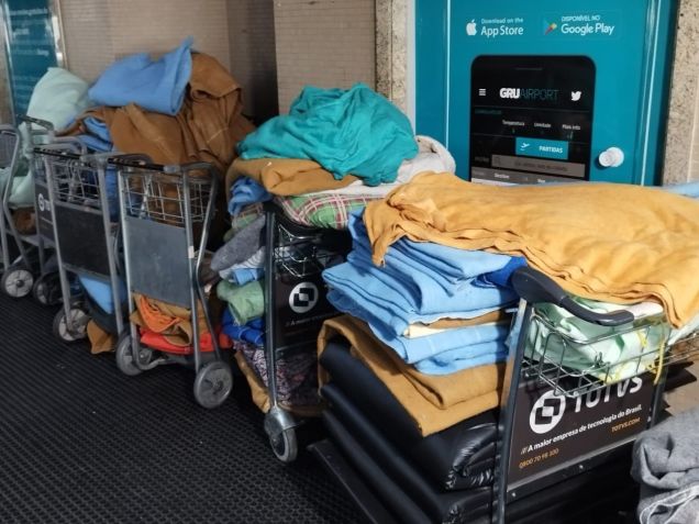 Roupas de refugiados em saguão do aeroporto. Jairo Nascimento/CNN