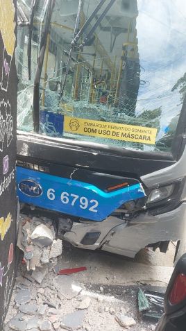 Ônibus danificado após acidente em São Paulo / Reprodução/Diário do Transporte