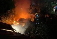 Carro bate em casa, cai em barranco e pega fogo em Belo Horizonte; duas pessoas morreram carbonizadas