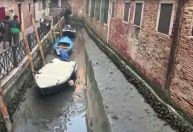 Canais de Veneza secam em meio a temores de falta prolongada de chuva na Itália