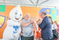 Alckmin vacina Lula com dose de reforço contra Covid-19 no lançamento do Movimento Nacional pela Vacinação