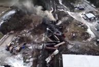 Desastre químico nos EUA: moradores vivem cena de filme após descarrilamento de trem