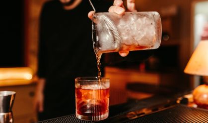Bares e restaurantes criam mais de 100 mil vagas de empregos formais em um ano, indica Caged
